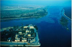 التقاء دجلة بالفرات ليشكلا شط العرب تصوير نك ويلر 1988.jpg