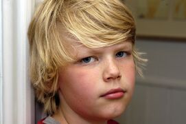 شعر أشقر متوسط