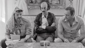 رئيس حركة أمل نبيه بري (يمين) وليد جنبلاط رئيس الحزب التقدمي الاشتراكي (وسط) ياسر عرفات رئيس منظمة التحرير الفلسطينية (يسار)