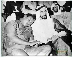 جعفر النميري، متكئاً على كتف زايد آل نهيان