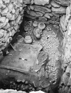 مقبرة للنخبة، اِكتُشِفت في أم المرى، سنة 2002.