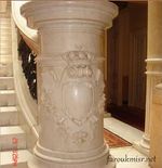 عامود من الرخام عليه التاج الملكى المصري.