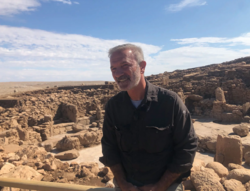 نجمي قارول، أستاذ قبل التاريخ في جامعة إسطنبول، وقائد أعمال التنقيب.