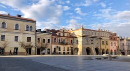 Pierzeja północna Rynku w Tarnowie.jpg