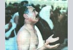 صالح أثناء أداؤه مناسك الحج في التسعينيات.jpg