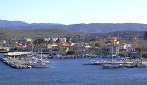 المارينا والقلعة القروسطية في منطقة صيغاجيك الساحلية لسفري‌حصار