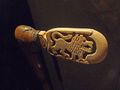 Symbole du lion sur le pommeau en ivoire de la récade[2] (Musée du quai Branly)