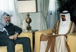 عرفات والأمير القطري خليفة آل ثاني، مارس 1986.
