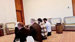 المحيسني يؤم الصلاة بأبو محمد الجولاني و3 قادة آخرين في أحد أروقة القصر الجمهوري بدمشق ديسمبر 2024