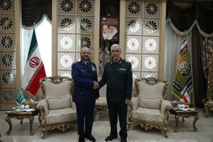 رئيس الأركان الإيراني محمد باقري (يمين) مع رئيس الأركان السعودي فياض الرويلي (يسار) في طهران 10 نوفمبر 2024