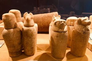 جرار جنائزية في متحف تل بسطا.