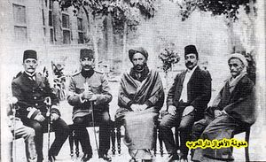 زيارة الوفد العثماني الشيخ خزعل: من اليمين: الحاج رئيس التجار السيد طالب النقيب ، الشيخ خزعل ، الوالي العثماني ، قائد القوة البحرية التركية.