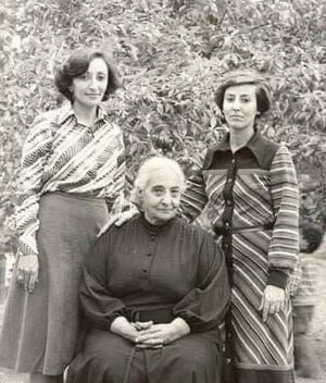 كوكب حفني ناصف مع ابنتيها.