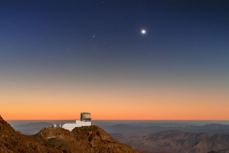 المذنب ليونارد، ومرصد روبن، وكوكب الزهرة، والنجوم المختلفة.