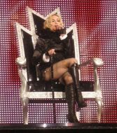 يسار، مايكل جاكسون؛ يمين مادونا اللذان يشتهرا "بملك وملكة الپوپ".[7]