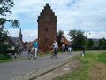 Ville de Megen 650 ans, cyclotouristes devant l'ancienne tour-prison.JPG