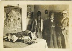 الصورة التقطت داخل ضريح گورو ناناك في بغداد (ضريح بابا ناناك)، حوالي أوائل-منتصف القرن العشرين