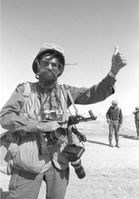 المراسل الحربى الاسرائيلى الاشهر ايزاك تال في أثناء مصحابتة للقوات الاسرائلية