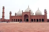 Badshahi Mosque July 1 2005 pic32 by Ali Imran (1).jpg