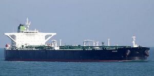 وصول باخرة محملة بالمازوت من ايران الي بانياس.jpg