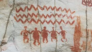 يعتقد العلماء أن هذه اللوحة إما لنساء حوامل أو رجال "على شكل سلحفاة" يمسكون بأيدي بعضهم البعض.