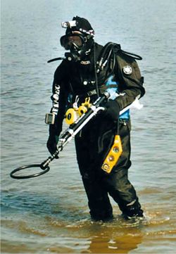 كاشف معادن محمول للعمل تحت الماء.jpg