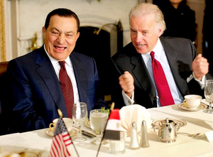 جو بايدن وحسني مبارك