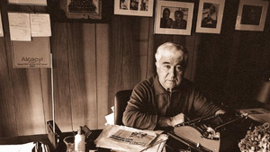 عزيز نيسين في مكتبه