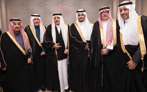 (من اليمين) الأمير نايف بن أحمد والأميرفيصل بن عبدالله (والد العريس) وابنه عبدالله بن فيصل بن عبدالله والامير احمد بن عبدالعزيز و الأمير خالد بن عبدالله والامير فيصل بن بندر.
