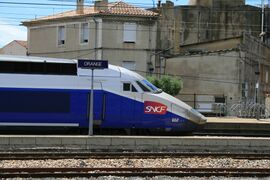 القطار السريع TGV يقف في أورانج مرتين يومياً.