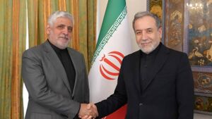وزير الخارجية الإيراني عباس عراقجي (يمين)، ومحمد رضا شيباني (يسار)