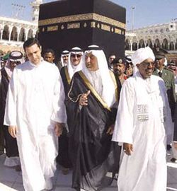 علاء مبارك أثناء حضورة مراسم غسل الكعبة المشرفة ورافقته قرينته هايدي راسخ، يناير 2010. [1]