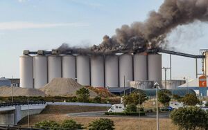 حريق في صوامع الحبوب بميناءلا روشيل بفرنسا