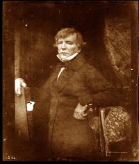 رجل يحمل فرشاة رسم