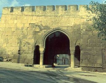 بوابة للقلعة.