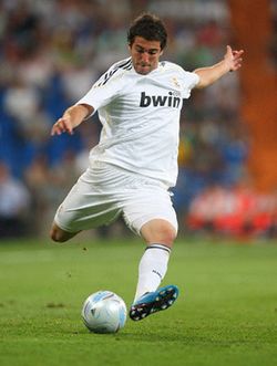 Gonzalo Higuain 2009-10.jpg