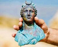 تمثال برونزي للإلهة لونا من القرن الرابع الميلادي. Has been found along with other items, in an ancient merchant ship, that sank after a storm at the port of Caesarea, in Israel. مدينة قيصرية. متحف إسرائيل، القدس.