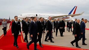 محمد السادس يسير مستندا على عكاز خلال استقباله الرئيس الفرنسي إيمانويل ماكرون أكتوبر 2024