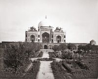 English garden-style roundabouts replaced the square central tanks of the Charbagh garden in 1860