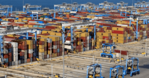 رصيف حاويات بميناء خليفة.