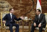 الرئيس الروسي دميتري مدڤييدڤ والرئيس المصري حسني مبارك أثناء استقبال الضيف الروسي في القاهرة بباحة قصر الاتحادية الرئاسي في 23 يونيو 2009.