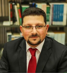 صورة معبرة عن الموضوع الكاتب محمد الحلواني