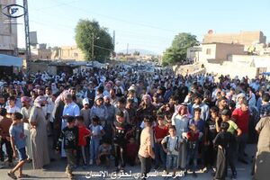 من تجمهر الناس بمحيط سجن غريوان بانتظار اخلاء سبيل المشمولين بالعفو الذي اصدرته قسد، الحسكة 21 يوليو 2024