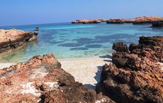 تكوينات صخرية بجزر الديمانيات.jpg