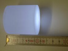 Kristall-CsI(Tl) mit Skala.jpg