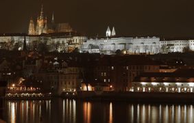 قلعة پراگ في الليل.