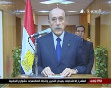 عمر سليمان يلقي خطاب تنحي مبارك 2011.