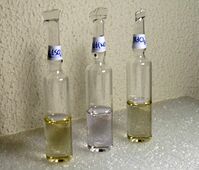 مركبات النيوديميوم في ضوء مصباح فلوري مدمج