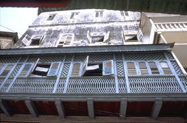 منزل قديم بشرفة.