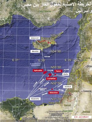 توضح مسافات حقول الغاز المكتشفة من مصر وقبرص وإسرائيل. لاحظ أن الطرف الجنوبي لقبرص، شبه جزيرة أكروتيري، تابع لبريطانيا، وبالتالي لا يدخل في حساب المسافات أو في ترسيم حد المنتصف، لو اضطرت إليه مصر.